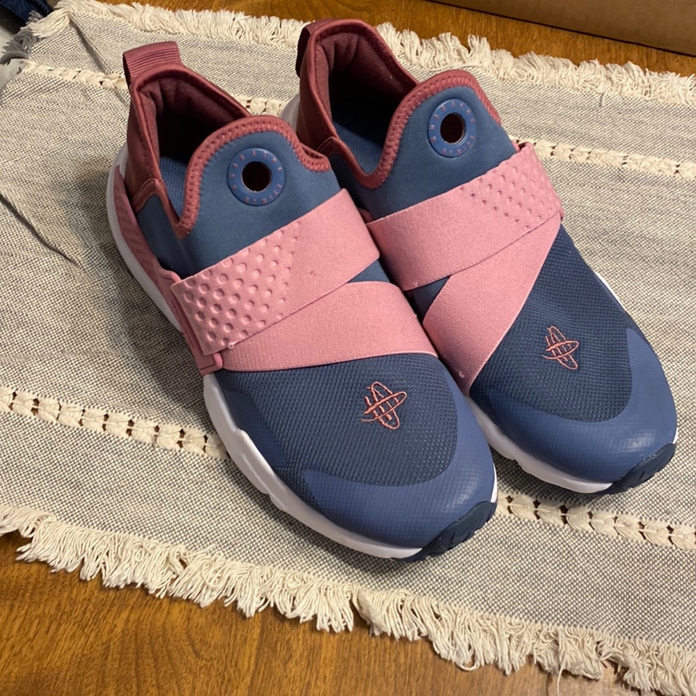Girls Nike Huarache - Size 6